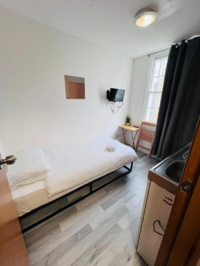 F301-Awesome 3rd Flr Studio Fits 1 Near Hyde Park